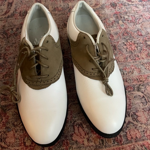 Ladies size 5 Reebok gold shoes. - Picture 7 of 7